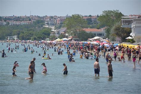 İ­s­t­a­n­b­u­l­­d­a­ ­s­ı­c­a­k­ ­h­a­v­a­ ­p­l­a­j­l­a­r­ı­ ­d­o­l­d­u­r­d­u­